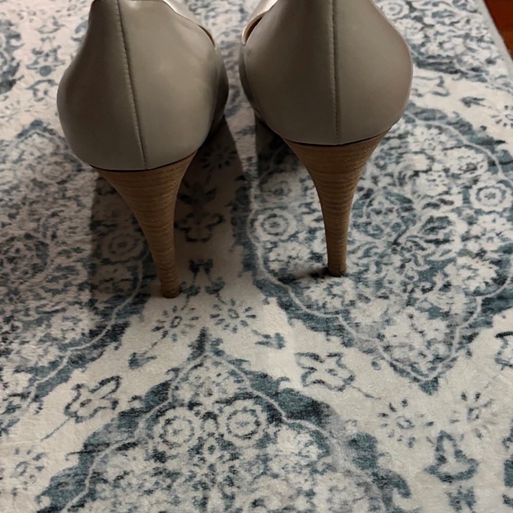 Prada Women's Beige Leather Heels - Picture 4 of 6